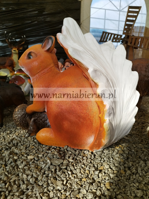 Figurka z żywicy Wiewiórka Wiewiór z żołędziem 77 cm Figurka z żywicy Wiewiórka Wiewiór z żołędziem 77 cm