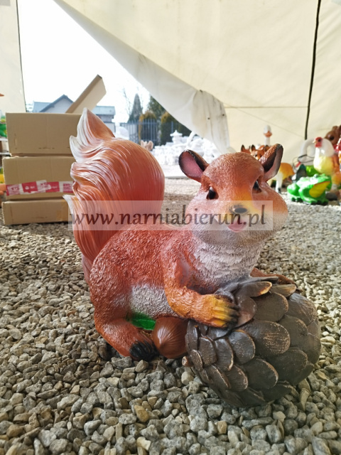 Figurka z żywicy Wiewiórka Wiewiór z szyszką 50 cm Figurka z żywicy Wiewiórka Wiewiór z szyszką 50 cm