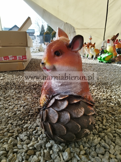 Figurka z żywicy Wiewiórka Wiewiór z szyszką 50 cm Figurka z żywicy Wiewiórka Wiewiór z szyszką 50 cm