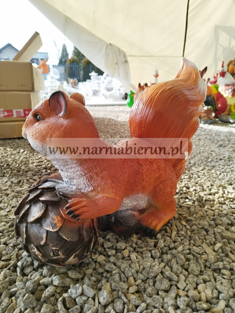 Figurka z żywicy Wiewiórka Wiewiór z szyszką 50 cm Figurka z żywicy Wiewiórka Wiewiór z szyszką 50 cm