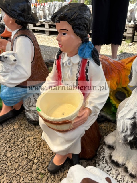 Figurka ogrodowa pasterka baba Figurka ogrodowa pasterka baba