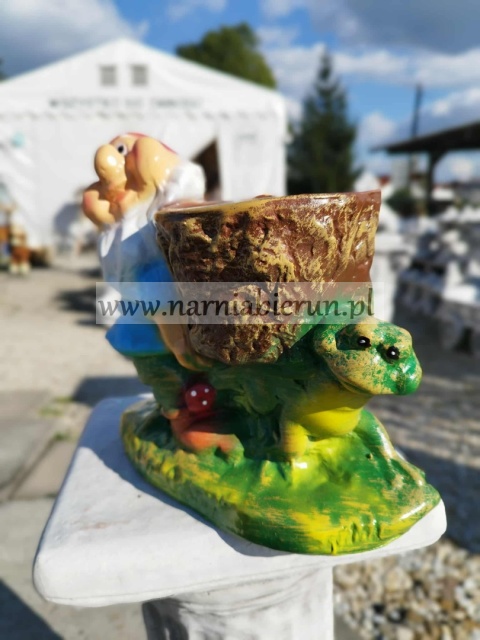 Figurka z ceramiki Krasnal skrzat krasnoludek z żabką donica doniczka 20 cm Figurka z ceramiki Krasnal skrzat krasnoludek z żabką donica doniczka 20 cm