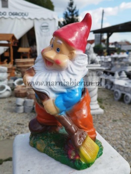 Figurka z ceramiki Krasnal skrzat krasnoludek z miotłą 28 cm