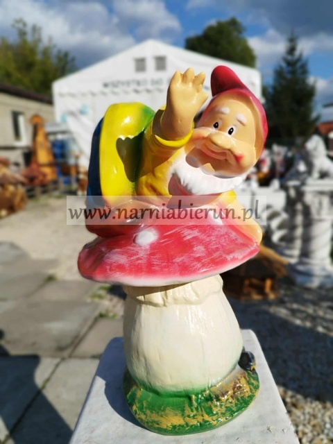 Figurka z ceramiki Krasnal skrzat krasnoludek na grzybie muchomor grzyb 36 cm Figurka z ceramiki Krasnal skrzat krasnoludek na grzybie muchomor grzyb 36 cm