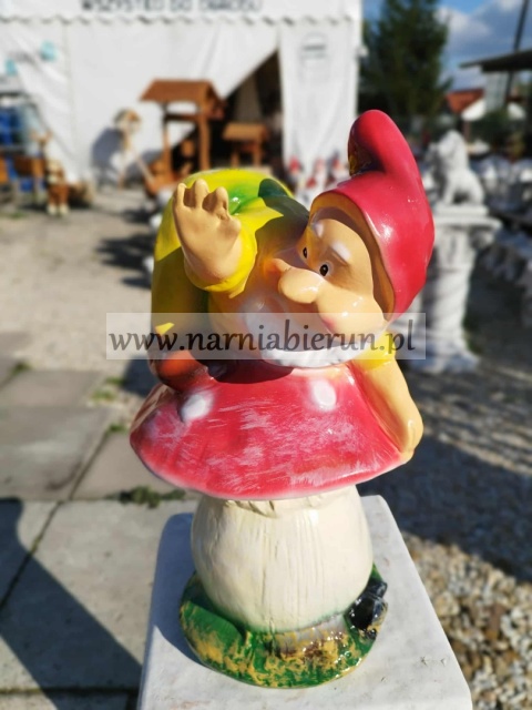 Figurka z ceramiki Krasnal skrzat krasnoludek na grzybie muchomor grzyb 36 cm Figurka z ceramiki Krasnal skrzat krasnoludek na grzybie muchomor grzyb 36 cm