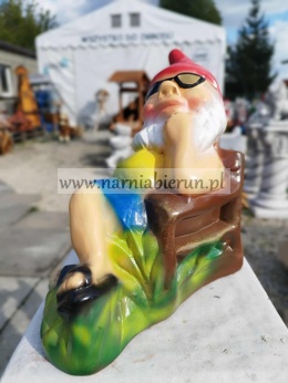 Figurka z ceramiki Krasnal skrzat krasnoludek na leżaku na wakacjach 25 cm