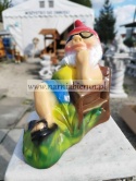 Figurka z ceramiki Krasnal skrzat krasnoludek na leżaku na wakacjach 25 cm