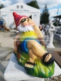 Figurka z ceramiki Krasnal skrzat krasnoludek na leżaku na wakacjach 25 cm