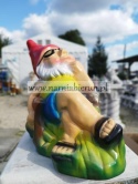 Figurka z ceramiki Krasnal skrzat krasnoludek na leżaku na wakacjach 25 cm