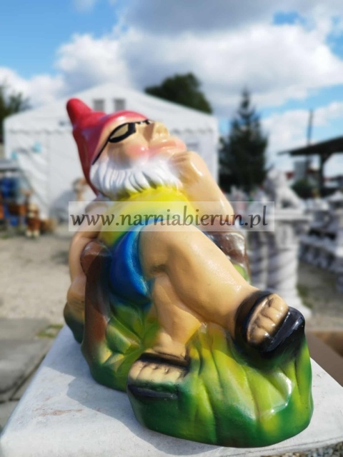 Figurka z ceramiki Krasnal skrzat krasnoludek na leżaku na wakacjach 25 cm Figurka z ceramiki Krasnal skrzat krasnoludek na leżaku na wakacjach 25 cm