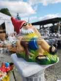 Figurka z ceramiki Krasnal skrzat krasnoludek na leżaku na wakacjach 25 cm