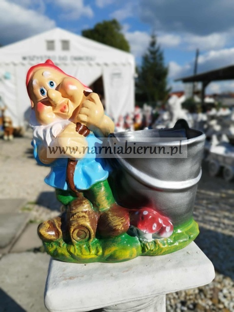 Figurka z ceramiki Krasnal skrzat krasnoludek z wiadrem donica doniczka 29 cm Figurka z ceramiki Krasnal skrzat krasnoludek z wiadrem donica doniczka 29 cm