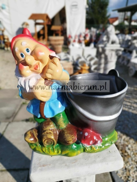 Figurka z ceramiki Krasnal skrzat krasnoludek z wiadrem donica doniczka 29 cm Figurka z ceramiki Krasnal skrzat krasnoludek z wiadrem donica doniczka 29 cm