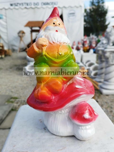 Figurka z ceramiki Krasnal skrzat krasnoludek na muchomorach grzyb 23 cm Figurka z ceramiki Krasnal skrzat krasnoludek na muchomorach grzyb 23 cm