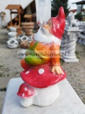 Figurka z ceramiki Krasnal skrzat krasnoludek na muchomorach grzyb 23 cm