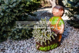 Figurka z ceramiki Chłopczyk z taczką doniczką Lolek