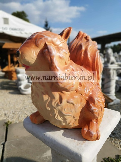 Figurka z ceramiki Wiewiórka wiewióreczka z zasłoniętymi oczami 24 cm Figurka z ceramiki Wiewiórka wiewióreczka z zasłoniętymi oczami 24 cm