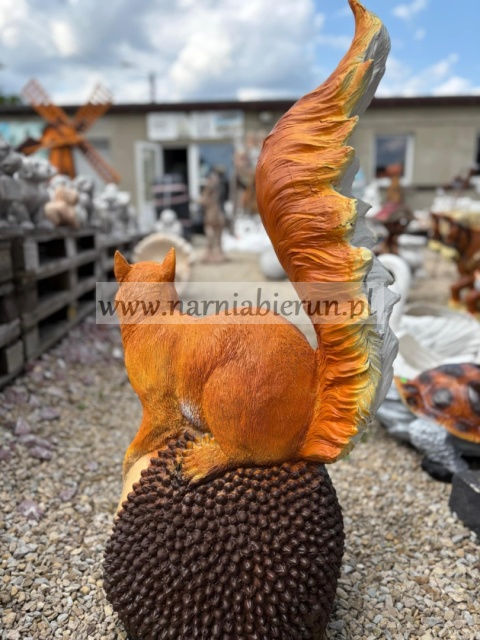 Figurka z żywicy Wiewiórka Wiewiór z kasztanem 97 cm Figurka z żywicy Wiewiórka Wiewiór z kasztanem 97 cm