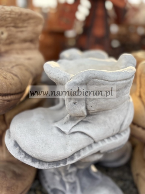 Figurka betonowa donica doniczka BUT BUCIK TRZEWIK 22 cm.