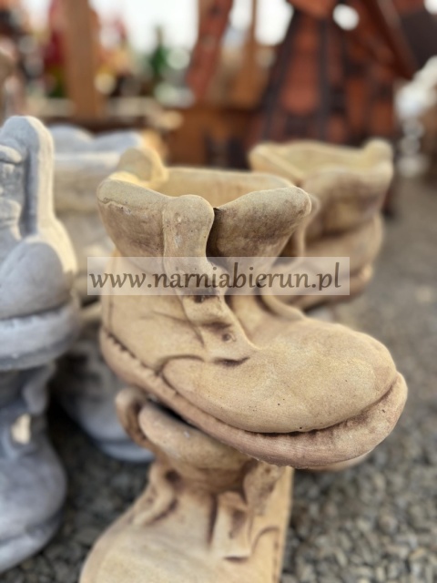 Figurka betonowa donica doniczka BUT BUCIK TRZEWIK 22 cm.