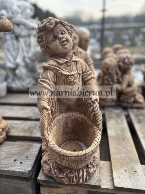 Figurka betonowa CHŁOPAK JÓZIU Z KOSZEM 45 cm.