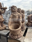 Figurka betonowa CHŁOPAK JÓZIU Z KOSZEM 45 cm.