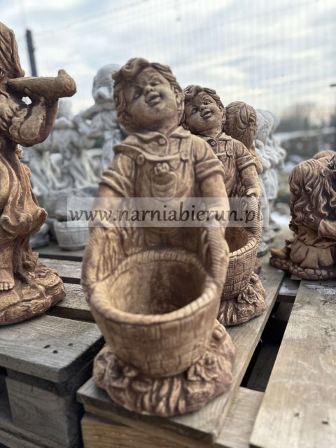 Figurka betonowa CHŁOPAK JÓZIU Z KOSZEM 45 cm.