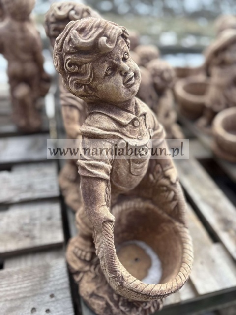 Figurka betonowa CHŁOPAK JÓZIU Z KOSZEM 45 cm.