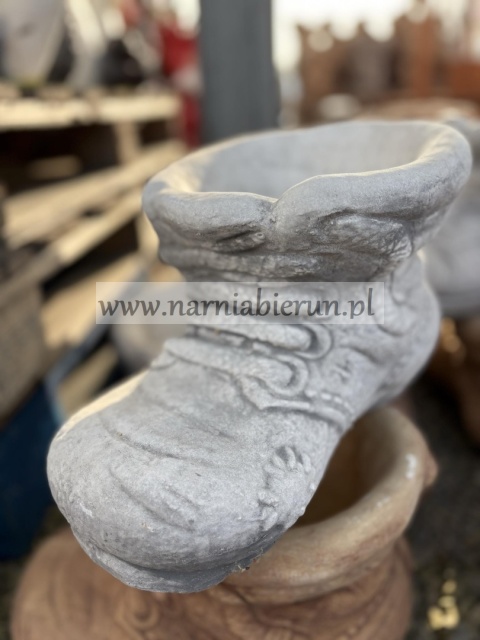 Figurka betonowa DONICA DONICZKA BUT ZE SZNUROWKAMI 22 cm.