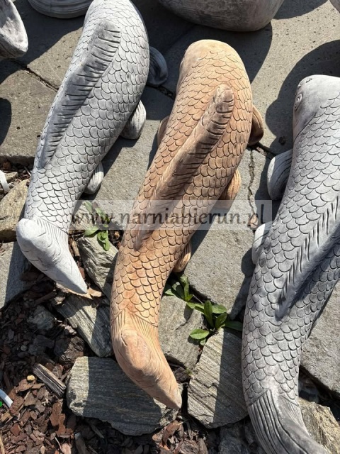 Figurka betonowa FONTANNA RYBA 66 cm.