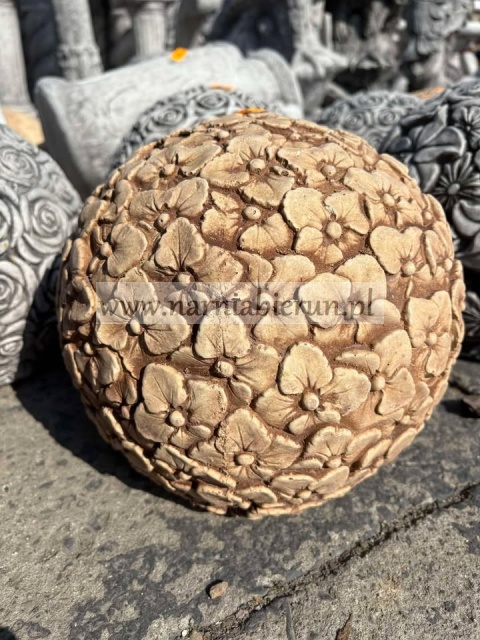 Figurka betonowa KULA kwiaty bratki 21 cm.