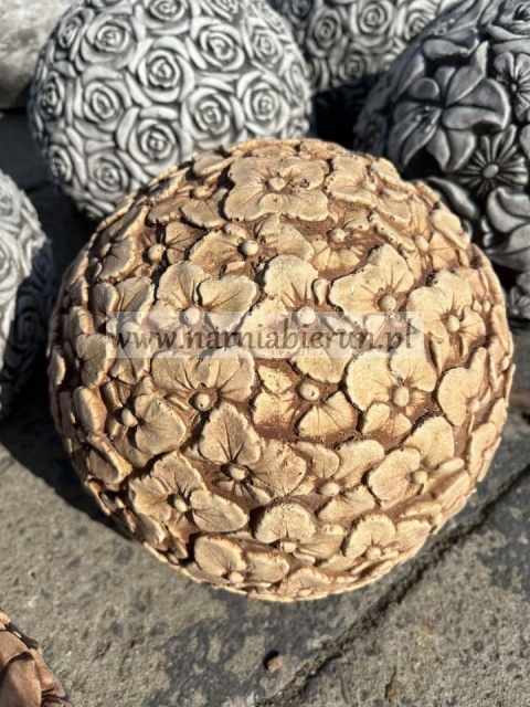 Figurka betonowa KULA kwiaty bratki 21 cm.