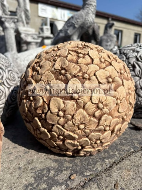 Figurka betonowa KULA kwiaty bratki 21 cm.