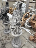 Figurka betonowa ORZEŁ NA KOLUMNIE 115 cm.