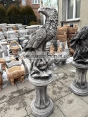 Figurka betonowa ORZEŁ NA KOLUMNIE 115 cm.