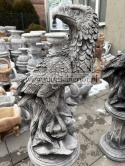 Figurka betonowa ORZEŁ NA KOLUMNIE 115 cm.