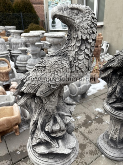 Figurka betonowa ORZEŁ NA KOLUMNIE 115 cm.