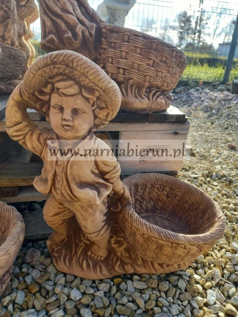 Figurka betonowa donica CHŁOPAK Z KOSZEM 40 cm