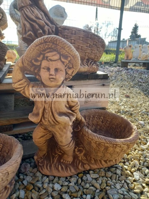 Figurka betonowa donica CHŁOPAK Z KOSZEM 40 cm