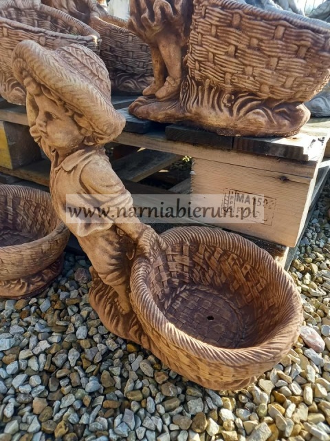 Figurka betonowa donica CHŁOPAK Z KOSZEM 40 cm