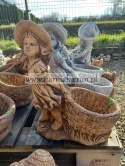 Figurka betonowa donica DZIEWCZYNA Z KOSZEM 40 cm