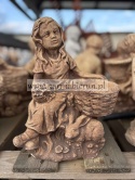 Figurka betonowa donica DZIEWCZYNKA Z KOSZEM 34 cm.