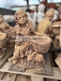 Figurka betonowa donica DZIEWCZYNKA Z KOSZEM 34 cm.