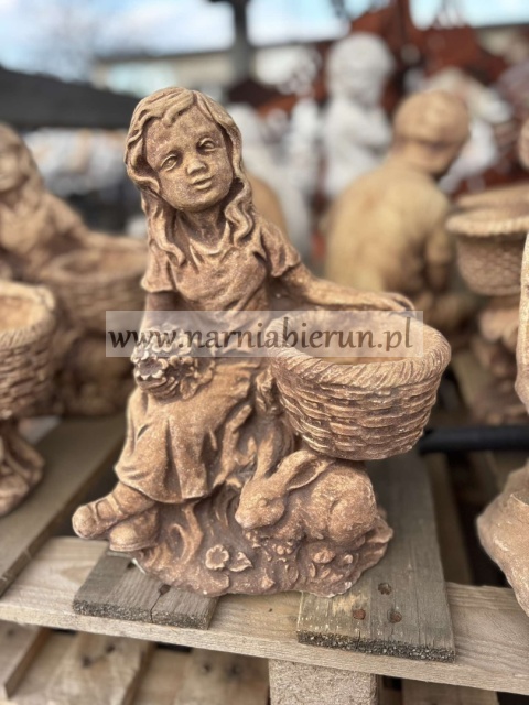 Figurka betonowa donica DZIEWCZYNKA Z KOSZEM 34 cm.