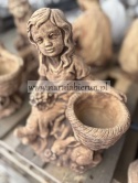 Figurka betonowa donica DZIEWCZYNKA Z KOSZEM 34 cm.