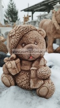 Figurka betonowa donica MIŚ świąteczny niedźwiadek z prezentem 30 cm.