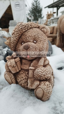 Figurka betonowa donica MIŚ świąteczny niedźwiadek z prezentem 30 cm.