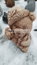 Figurka betonowa donica MIŚ świąteczny niedźwiadek z prezentem 30 cm.