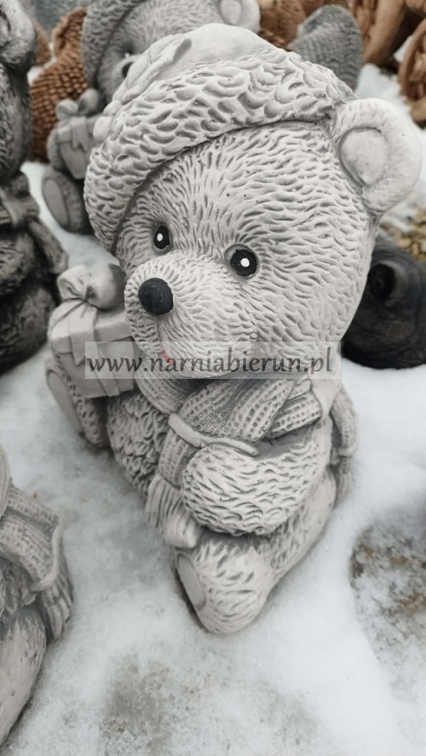 Figurka betonowa donica MIŚ świąteczny niedźwiadek z prezentem 30 cm.