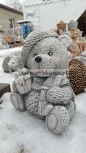 Figurka betonowa donica MIŚ świąteczny niedźwiadek z prezentem 30 cm.
